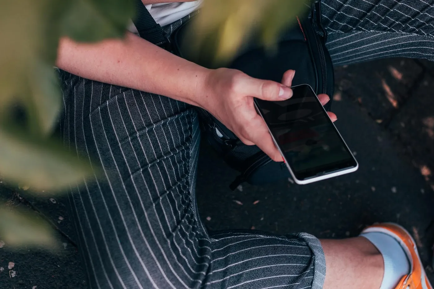 Hand hält ein Smartphone